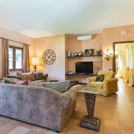 Sleeps 8 Pool Air Con Wifi لسا